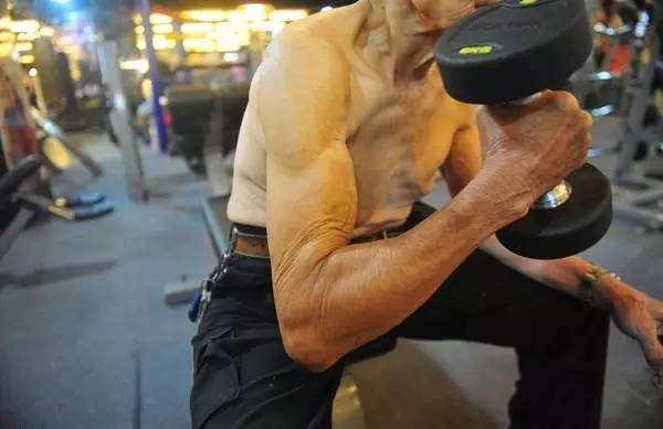 94歲健身爺爺爆紅！他還在運(yùn)動，你有什么理由偷懶