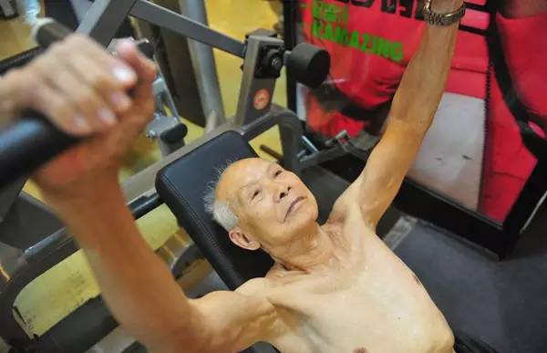 94歲健身爺爺爆紅！他還在運(yùn)動，你有什么理由偷懶