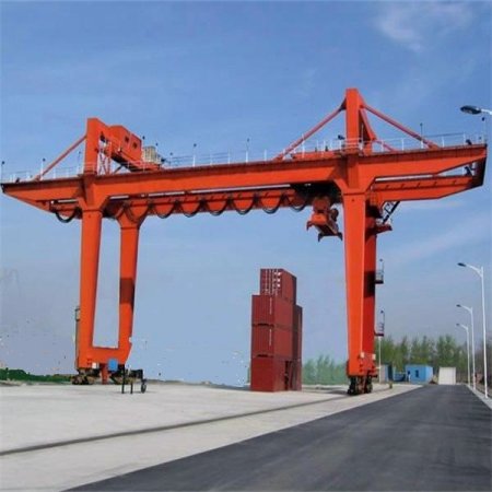 集裝箱龍門(mén)吊可配置多種吊具，以適應(yīng)生產(chǎn)需求！